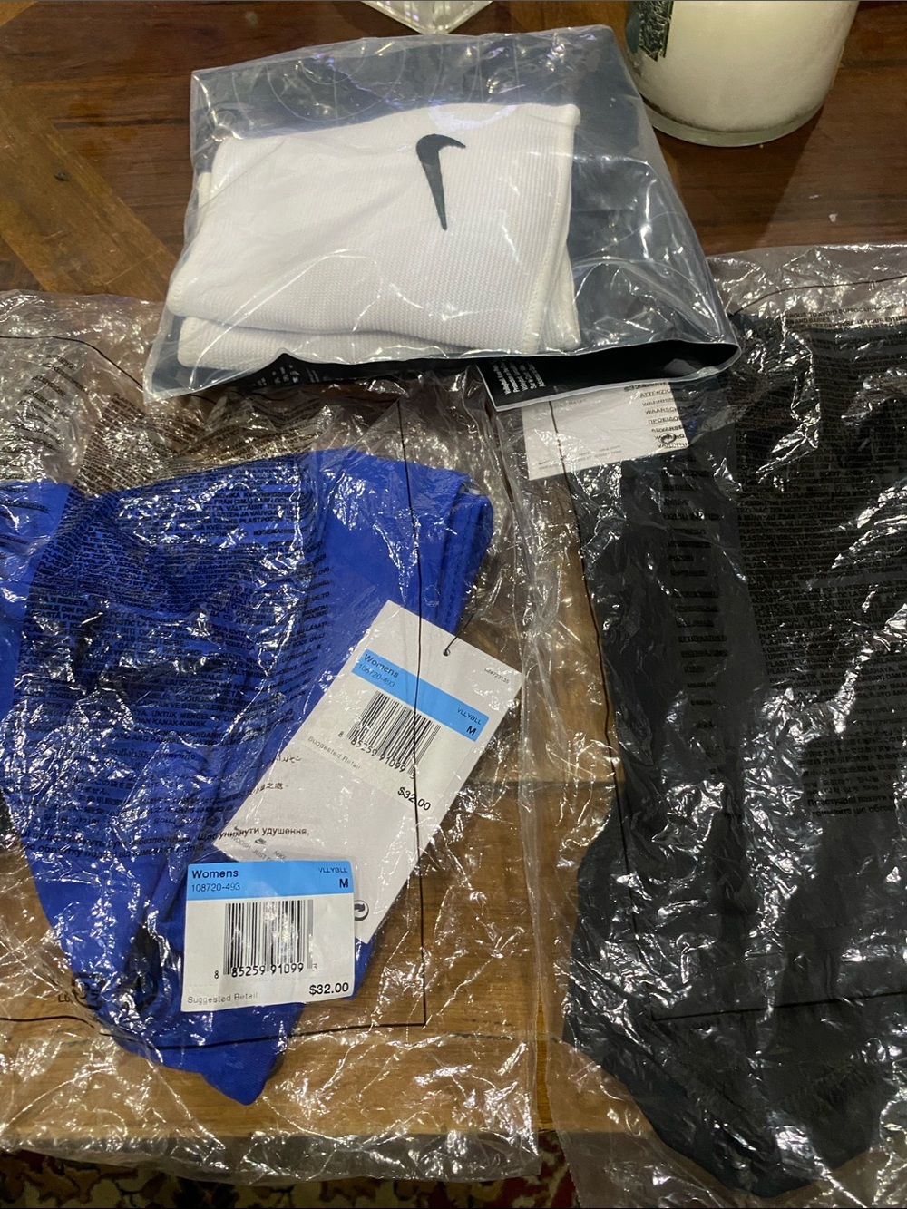 NIKE VOLLEYBALL - 2 Shorts and knee pads.